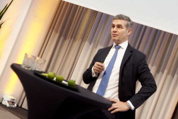 Thomas Rutz, Portfolio Manager von MainFirst bei seinem Vortrag: "Hohes Renditepotential mit hochverzinslichen Schwellenländer-Unternehmensanleihen"
