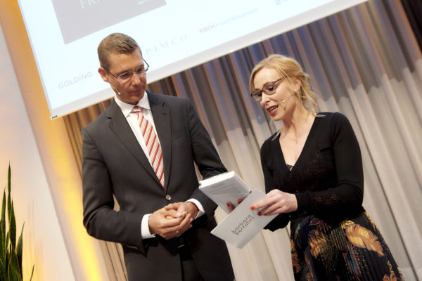 Thomas Brose beschäftigt sich in seiner Freizeit mit der Quantenphysik. So erhielt er von Barbara Bertolini das letzte und 2018 herausgebracht Buch von Stephen Hawking