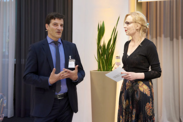 Marcus Wilhelm, Vorstandsvorsitzender des Airbus Group Pension Trust mit Barbara Bertolini bei der Anmoderation