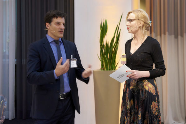 Marcus Wilhelm, Vorstandsvorsitzender des Airbus Group Pension Trust mit Barbara Bertolini bei der Anmoderation