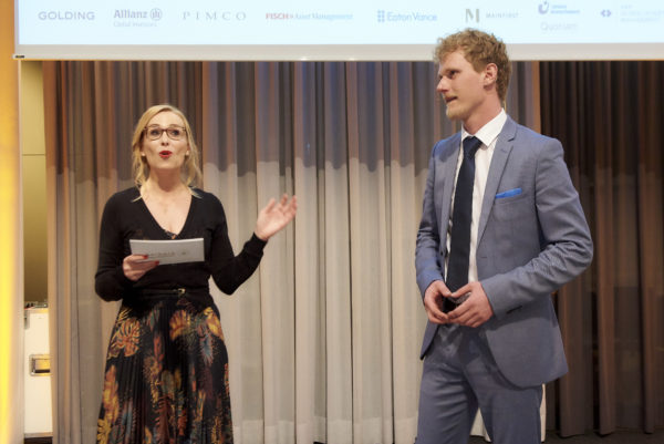 Barbara Bertolini bei der Anmoderation von Flirt-Coach und Gründer der Flirt-University, Horst Wenzel