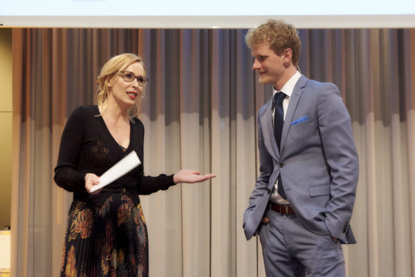 Barbara Bertolini bei der Anmoderation von Flirt-Coach und Gründer der Flirt-University, Horst Wenzel