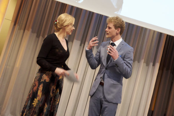 Barbara Bertolini bei der Anmoderation von Flirt-Coach und Gründer der Flirt-University, Horst Wenzel