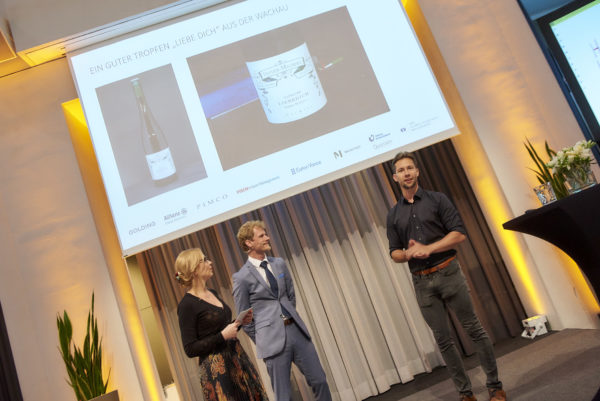 Zum Abschluss-Vortrag des Gipfeltreffens wurde der Wein "LiebeDich" serviert. Sommelier Daniel Galehr stellt den Wein den Gästen vor.