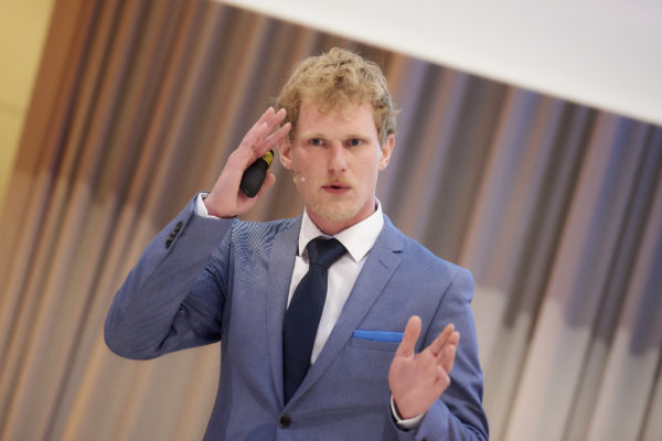 Flirt-Coach Horst Wenzel bei seiner Abschluss-Keynote des Gipfeltreffens: "Was macht Männer für Frauen wirklich attraktiv, egal in welchem Alter?"