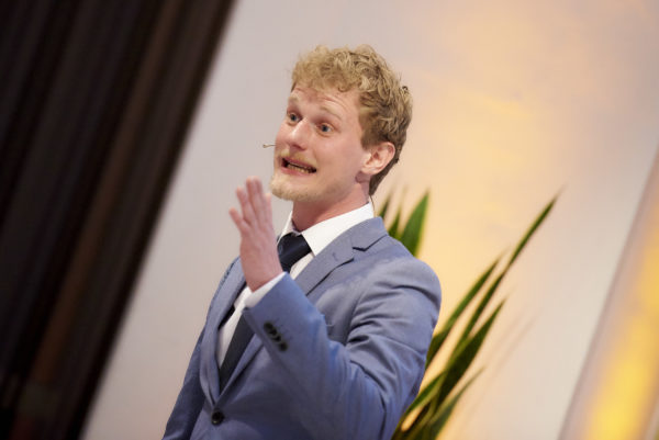 Flirt-Coach Horst Wenzel bei seiner Abschluss-Keynote des Gipfeltreffens: "Was macht Männer für Frauen wirklich attraktiv, egal in welchem Alter?"