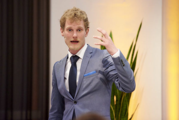 Flirt-Coach Horst Wenzel bei seiner Abschluss-Keynote des Gipfeltreffens: "Was macht Männer für Frauen wirklich attraktiv, egal in welchem Alter?"