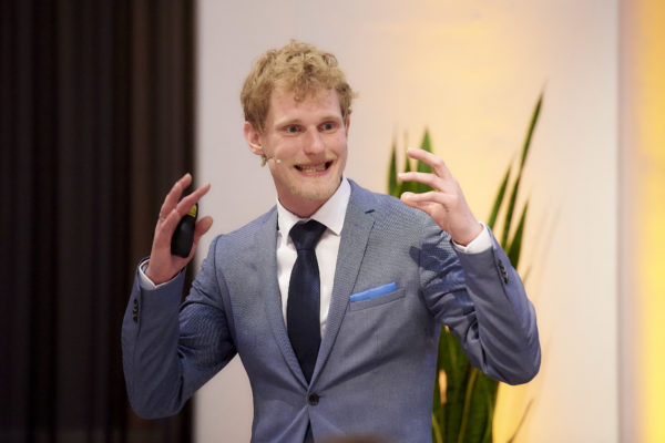 Horst Wenzel mischte am Schluss noch einmal das Publikum richtig durch! Großartiger Vortrag mit viel Spaß!