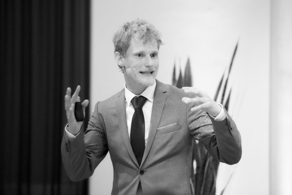 Horst Wenzel mischte am Schluss noch einmal das Publikum richtig durch! Großartiger Vortrag mit viel Spaß!