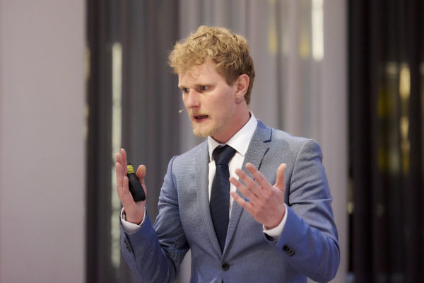 Flirt-Coach Horst Wenzel bei seiner Abschluss-Keynote des Gipfeltreffens: "Was macht Männer für Frauen wirklich attraktiv, egal in welchem Alter?"