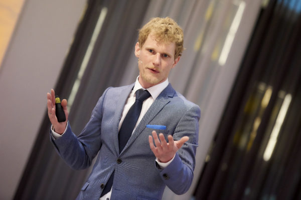 Flirt-Coach Horst Wenzel bei seiner Abschluss-Keynote des Gipfeltreffens: "Was macht Männer für Frauen wirklich attraktiv, egal in welchem Alter?"