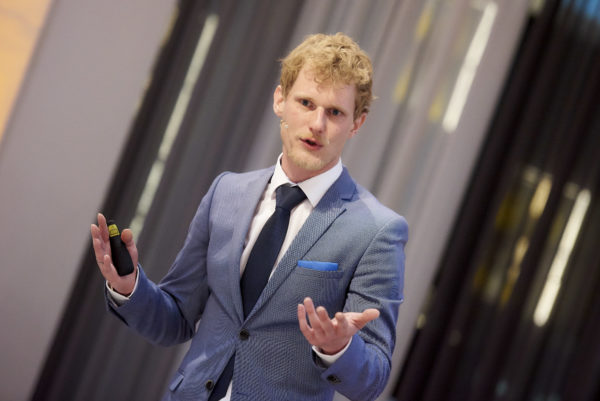 Flirt-Coach Horst Wenzel bei seiner Abschluss-Keynote des Gipfeltreffens: "Was macht Männer für Frauen wirklich attraktiv, egal in welchem Alter?"