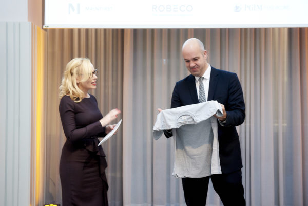 Basketball-Fan Marcel Fratzscher bekam von Barbara Bertolini passend zum NBA-Season-Start am 22. Oktober das passende T-Shirt