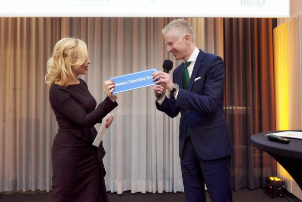 Mit der Steirerstraße hat es zwar nicht geklappt - aber dafür erhält er von Barbara Bertolini eine "Andreas-Zakostelsy-Straße" ;-)