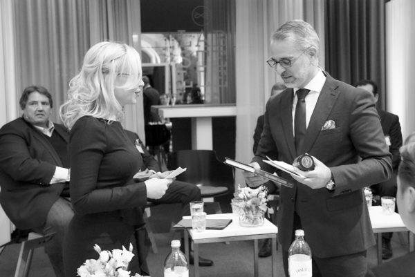 Auch Thomas Wondrak bekommt den Bestseller von Marcel Fratzscher "The Germany Illusion"