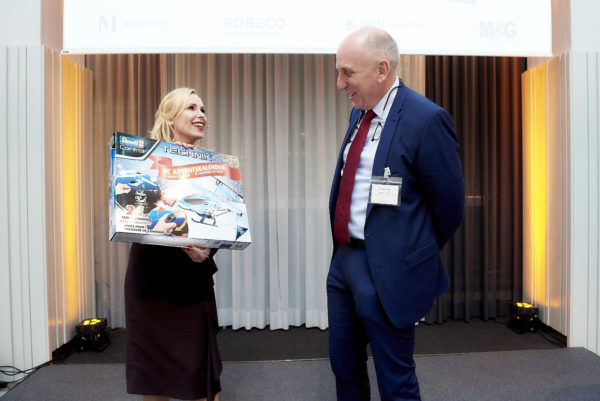 Bastelspaß bis Weihnachten: Hobbyflieger Dr. Gerwin Bell bekam von Barbara Bertolini einen 24-teiligen Helicopter-Adventskalender