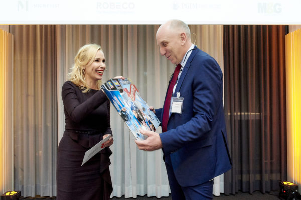 Bastelspaß bis Weihnachten: Hobbyflieger Dr. Gerwin Bell bekam von Barbara Bertolini einen 24-teiligen Helicopter-Adventskalender