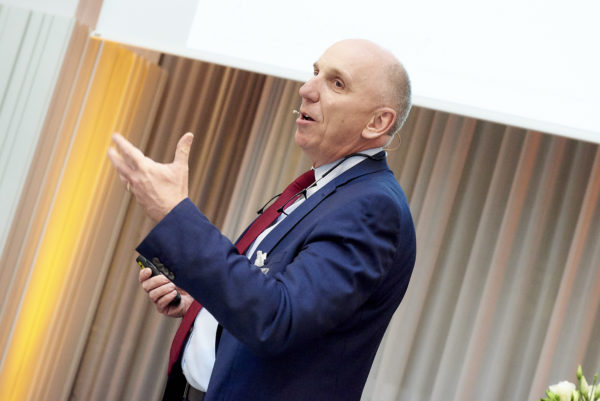 Dr. Gerwin Bell, PGIM Fixed Income und ehemaliger Berater de Internationalen Währungsfonds (IWF) bei seinem Vortrag "China: Globaler Störfaktor oder unverzichtbare Anlage? Überlegungen für globale Investoren"