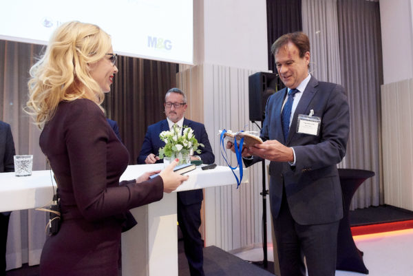 Hagen Hügelschäffer, AKA bekommt von Barbara Bertolini als Dankeschön für die großartige und langjährige Zusammenarbeit ein Lebkuchenherz von Österreichs bekanntestem Lebkuchenhersteller