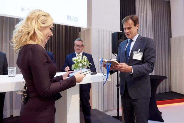 Hagen Hügelschäffer, AKA bekommt von Barbara Bertolini als Dankeschön für die großartige und langjährige Zusammenarbeit ein Lebkuchenherz von Österreichs bekanntestem Lebkuchenhersteller