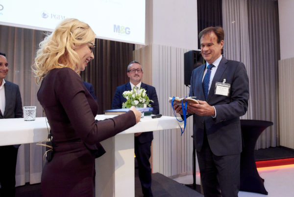 Hagen Hügelschäffer, AKA bekommt von Barbara Bertolini als Dankeschön für die großartige und langjährige Zusammenarbeit ein Lebkuchenherz von Österreichs bekanntestem Lebkuchenhersteller