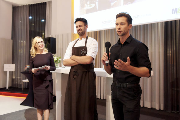 Daniel der Sommelier hat etwas ganz besonderes als Aperitif für die Gäste vorbereitet