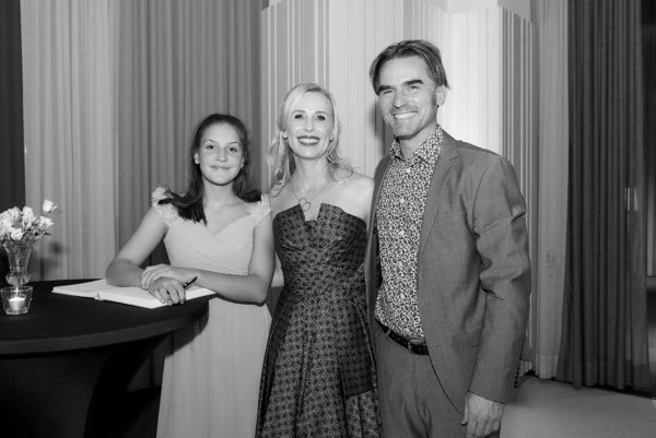 Allegra mit "Papa" Hans-Joachim Tinnefeld und Gastgeberin Barbara Bertolini