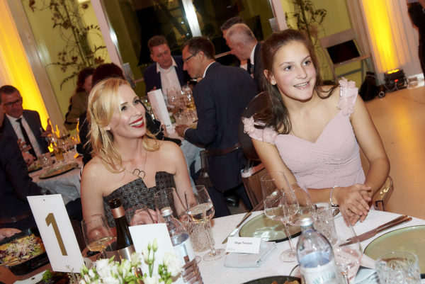 Barbara Bertolini und Allegra Tinnefeld am Ehrentisch