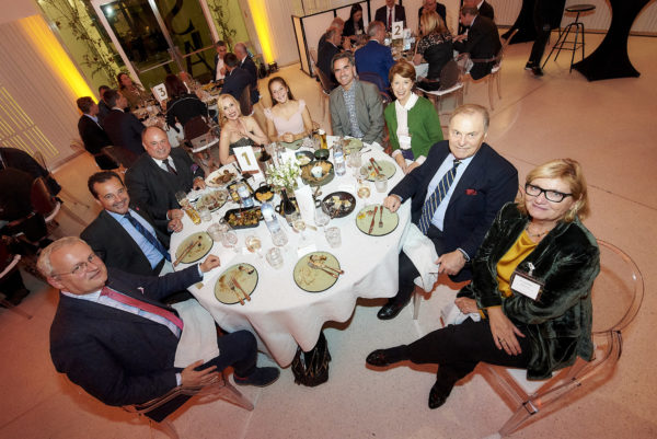 Ehrentisch des Gala-Abends: Klaus Stiefermann, Abg.z.NR Mag. Gerald Loacker, Handelsrat Commendatore Florian W.O. Macho, Barbara Bertolini, Stargeigerin und Schauspielerin Allegra Tinnefeld, Wiener Symphoniker Hans-Joachim Tinnefeld, Mag. Karin Keglevich-Lauringer mit Dr. Peter Lauringer und Dr. Ingrid Nemec