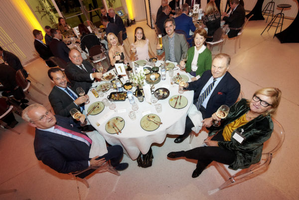 Ehrentisch des Gala-Abends: Klaus Stiefermann, Abg.z.NR Mag. Gerald Loacker, Handelsrat Commendatore Florian W.O. Macho, Barbara Bertolini, Stargeigerin und Schauspielerin Allegra Tinnefeld, Wiener Symphoniker Hans-Joachim Tinnefeld, Mag. Karin Keglevich-Lauringer mit Dr. Peter Lauringer und Dr. Ingrid Nemec