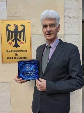 Wohlverdient 2021: Zum bereits zweiten Mal erhielt Staatssekretär Dr. Rolf Schmachtenberg vom Bundesministerium für Arbeit und Soziales den bAV-Award für die beste Altersvorsorge-Politik Deutschlands.
